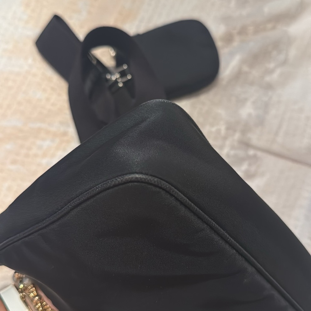 Prada Black Crossbody Bag with Iconic Design - Picture 4 of 10